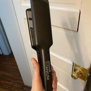BaBylissPRO titanium flat iron